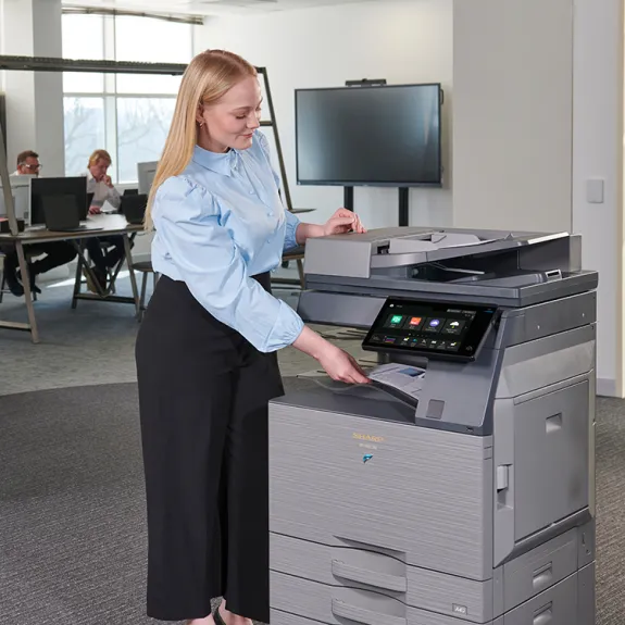 Mensen bij de printer